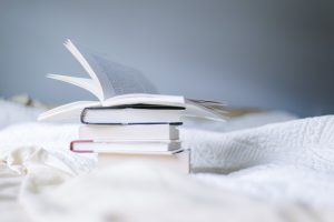 Dans la bibliothèque : 5 livres pour aménager la chambre à coucher