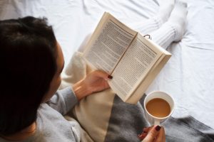 Dans la bibliothèque : 5 romans québécois à lire sous la couette