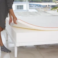 dormeo surmatelas essentiel femme closeup lifestyle